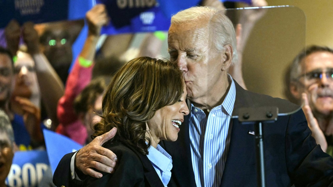 Biden und Kamala Harris Hand in Hand im Wahlkampf