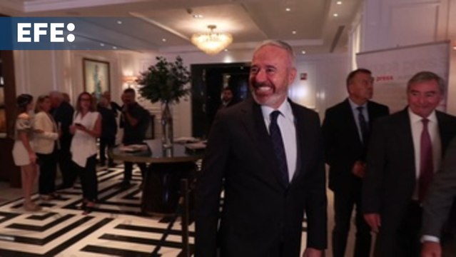 Feijóo y dirigentes del PP arropan a Azcón en desayuno informativo