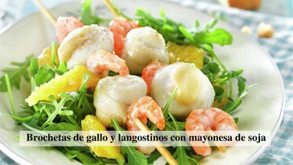 Brochetas de gallo y langostinos