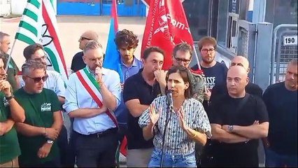 Download Video: Iia, Elly Schlein davanti ai cancelli dell'ex Breda a Bologna: «Questo sito non può chiudere, il ministro onori i suoi impegni»