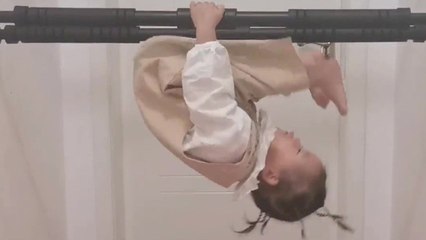 Kleinkind zeigt bereits im Alter von zwei Jahren beeindruckende Turnfähigkeiten