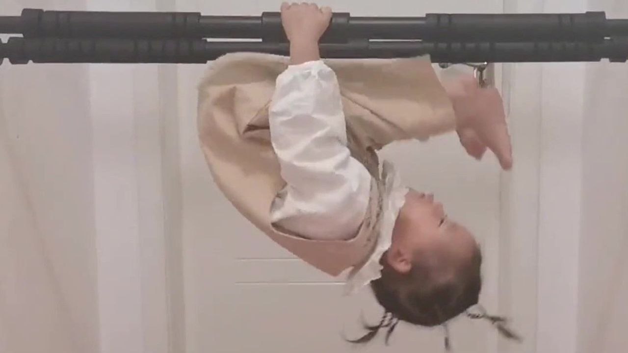 Kleinkind zeigt bereits im alter von zwei jahren beeindruckende turnfähigkeiten