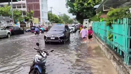 สภาพน้ำท่วมระบาย บริเวณเขตเทศบาลนคร (ทน.) นครราชสีมา หลังมีฝนตกหนักต่อเนื่อง 2 ชม.