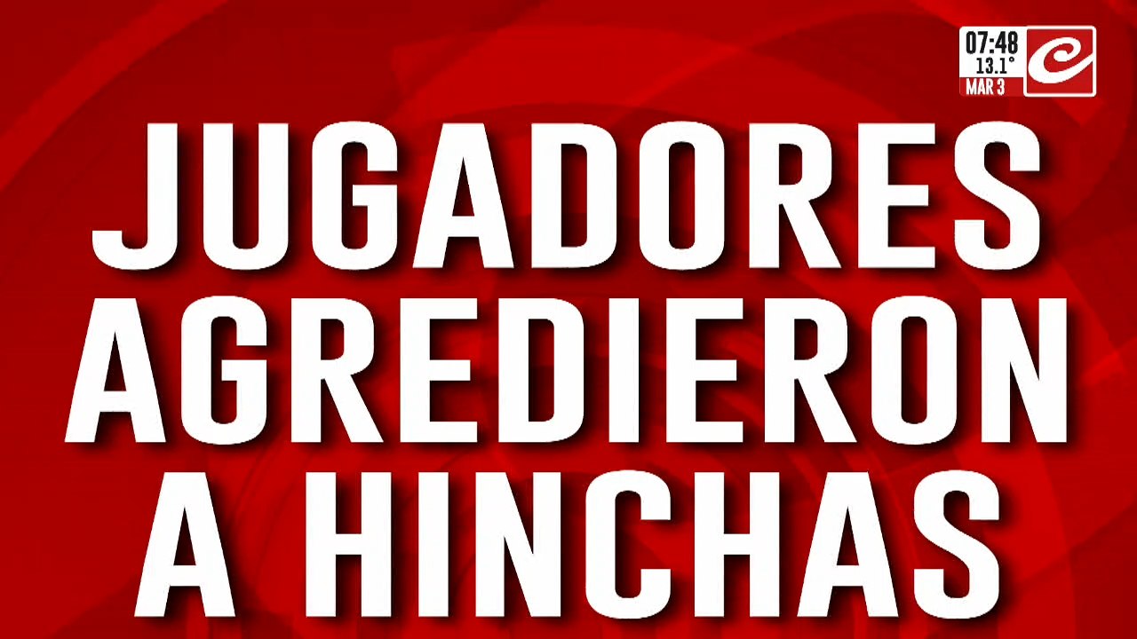 Jugadores e hinchas protagonizaron tremenda batalla campal en medio de un partido