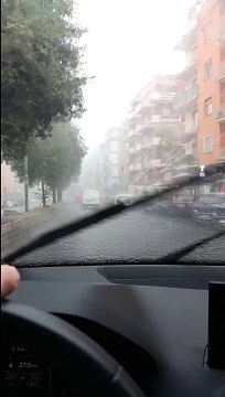 Temporale, forte pioggia e raffiche di vento in zona Boccea, «Segnalati diversi rami caduti»