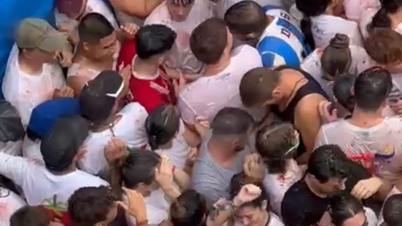 Buñol, València: La Tomatina 2024 creates a festive tomato-filled chaos on the town’s streets