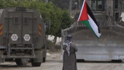 Bulldozer israeliani pattugliano il campo palestinese di Tulkarem