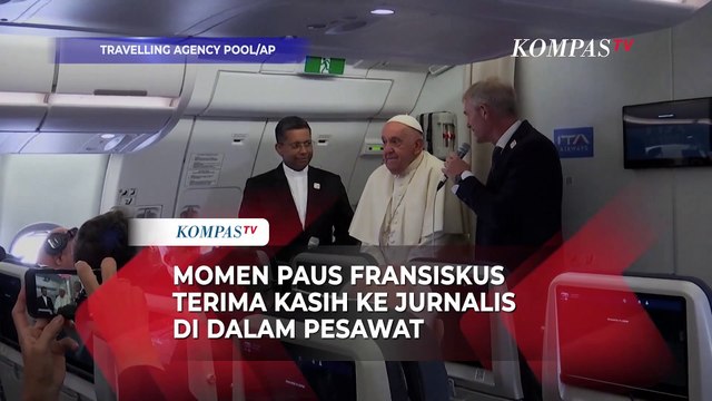 Momen Paus Fransiskus Terima Kasih ke Jurnalis di Dalam Pesawat