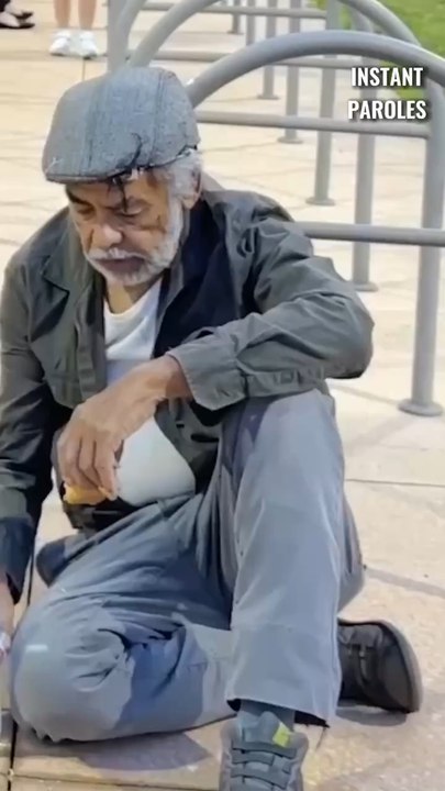 Cet homme sans-abri subit le mauvais comportement d’un passant puis reçoit un soutien précieux