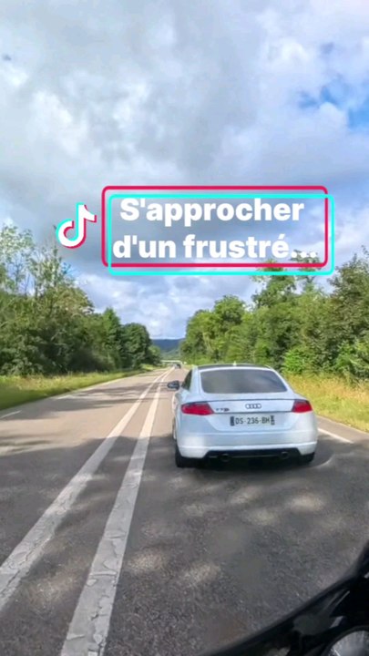 Avis aux automobilistes qui font ça, expliquez-moi...#motarde #motards #kawasaki #basrhin #er6f #hautrhin #colmar #alsace #selestat #motard #moto #VigilanceAuVolant #PréventionRoutière #frustration #idiot
