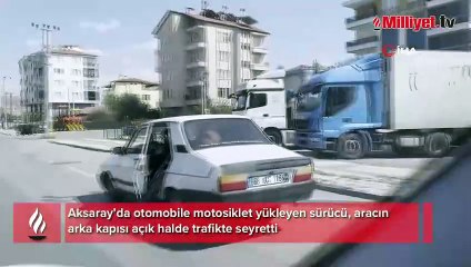 Otomobile motor yükledi, kapısı açık trafikte seyretti