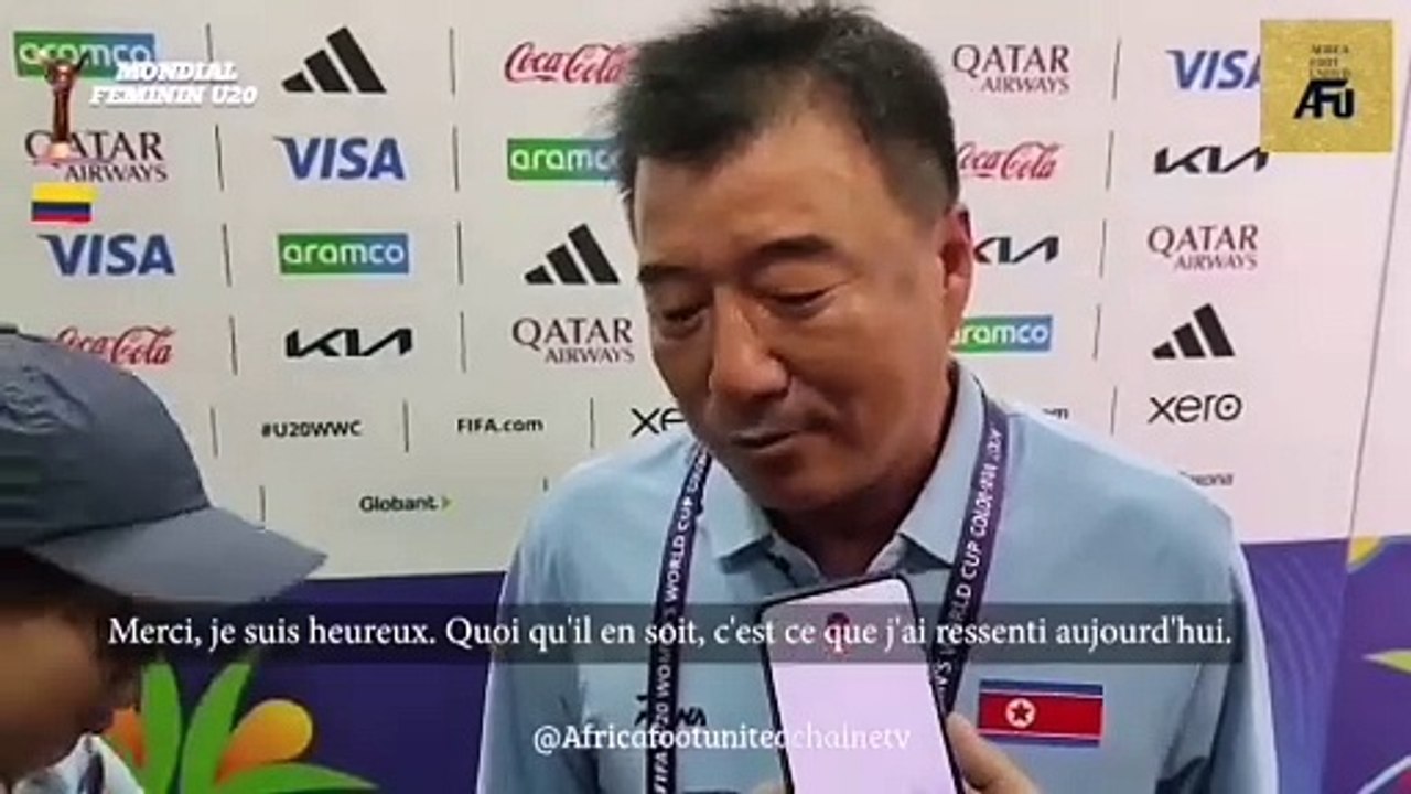 Ri Song-Ho, sélectionneur de la Corée du Nord, exprime sa joie après la victoire contre l'Argentine