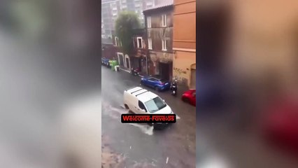 Télécharger la video: Maltempo a Roma, strade come fiumi: il video degli allagamenti