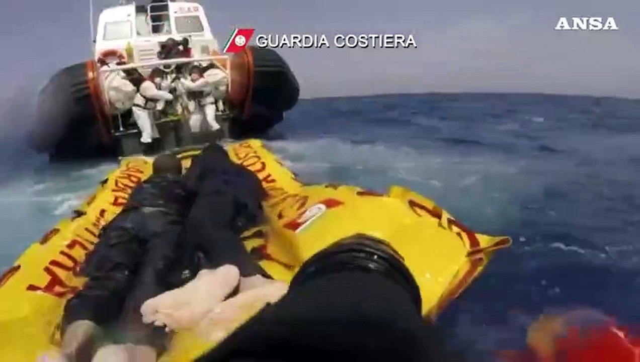 Lampedusa, si capovolge un barcone di migranti: 21 dispersi