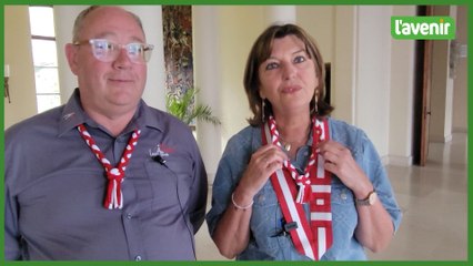 Un collier rouge et blanc pour s'identifier aux fêtes de la Kermesse de Tournai