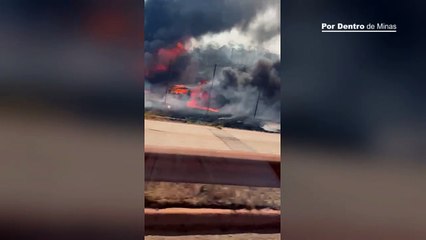 Incêndio de grandes proporções atinge pátio da PRF na BR-381, em Betim