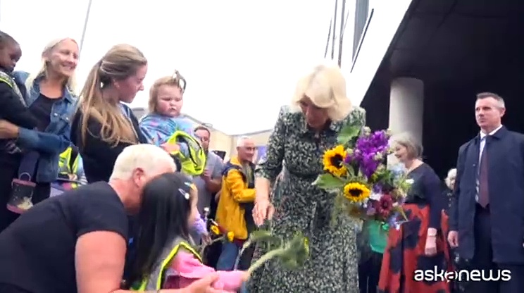 Video La regina Camilla dona un sorriso ai pazienti del nuovo centro oncologico