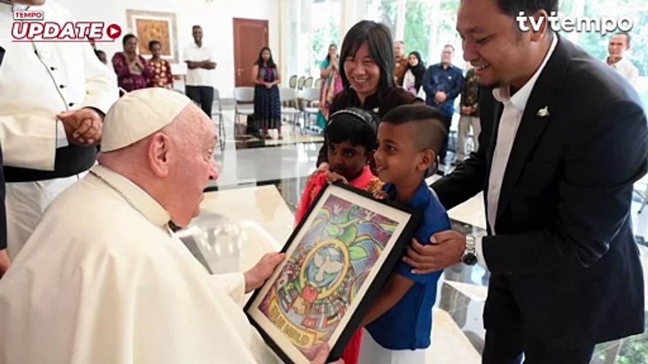 Paus Fransiskus Kunjungi Indonesia: Dipeluk Anak-Anak, Memberkati Imigran