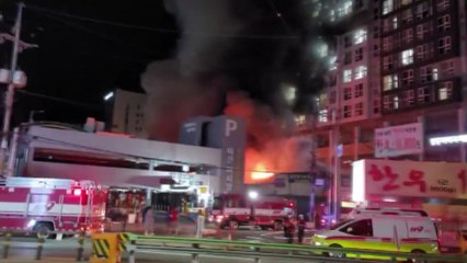 경남 마산어시장 옆 청과시장 불...점포 28곳 피해 / YTN