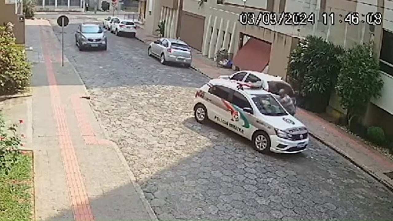 PM é morto com a própria arma durante abordagem em SC; câmera registra o crime