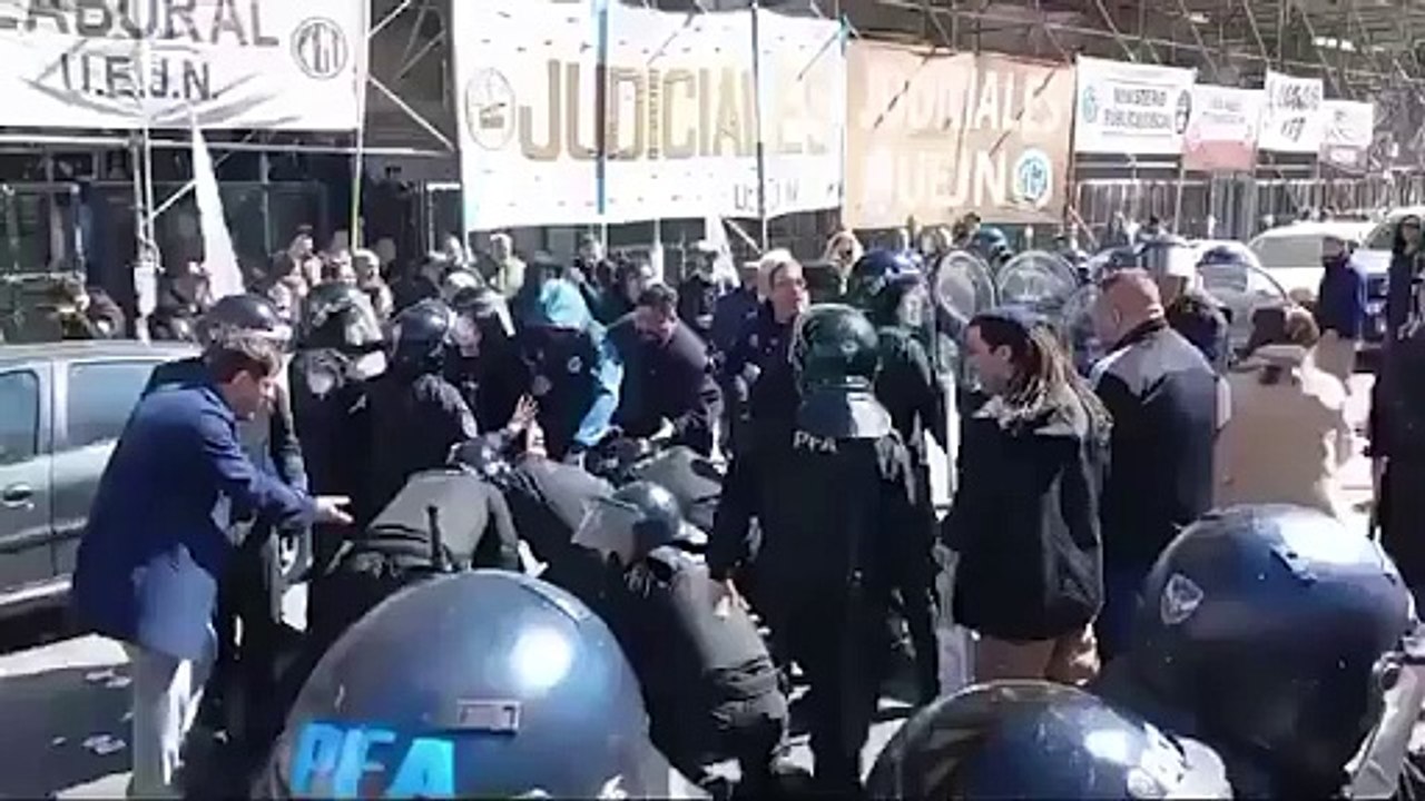 La Policía Federal reprimió a trabajadores judiciales que reclamaban por sus salarios frente a Tribunales