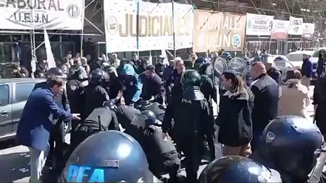 La Policía Federal reprimió a trabajadores judiciales que reclamaban por sus salarios frente a Tribunales