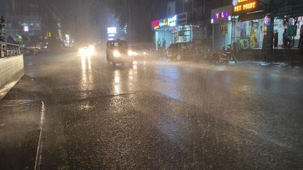 Weather Update : ताबड़तोड़ बरसात से भीगा शहर, सड़कों पर उफना पानी