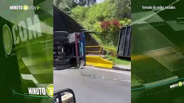 Volcamiento de tractomula causa congestión en el túnel de Guarne en la autopista Medellín-Bogotá