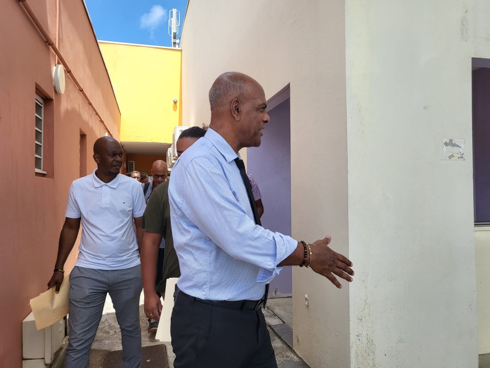 VIDÉO. Aux Trois-Îlets, serge Letchimy visite le collège Suzanne Roussi