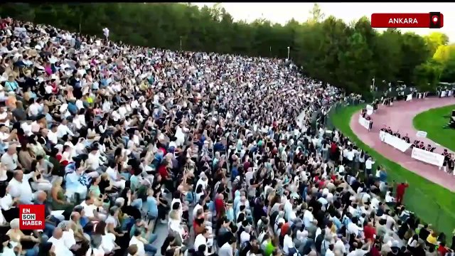 ODTÜ mezuniyet töreninde açılan pankartlar yine dikkat çekti