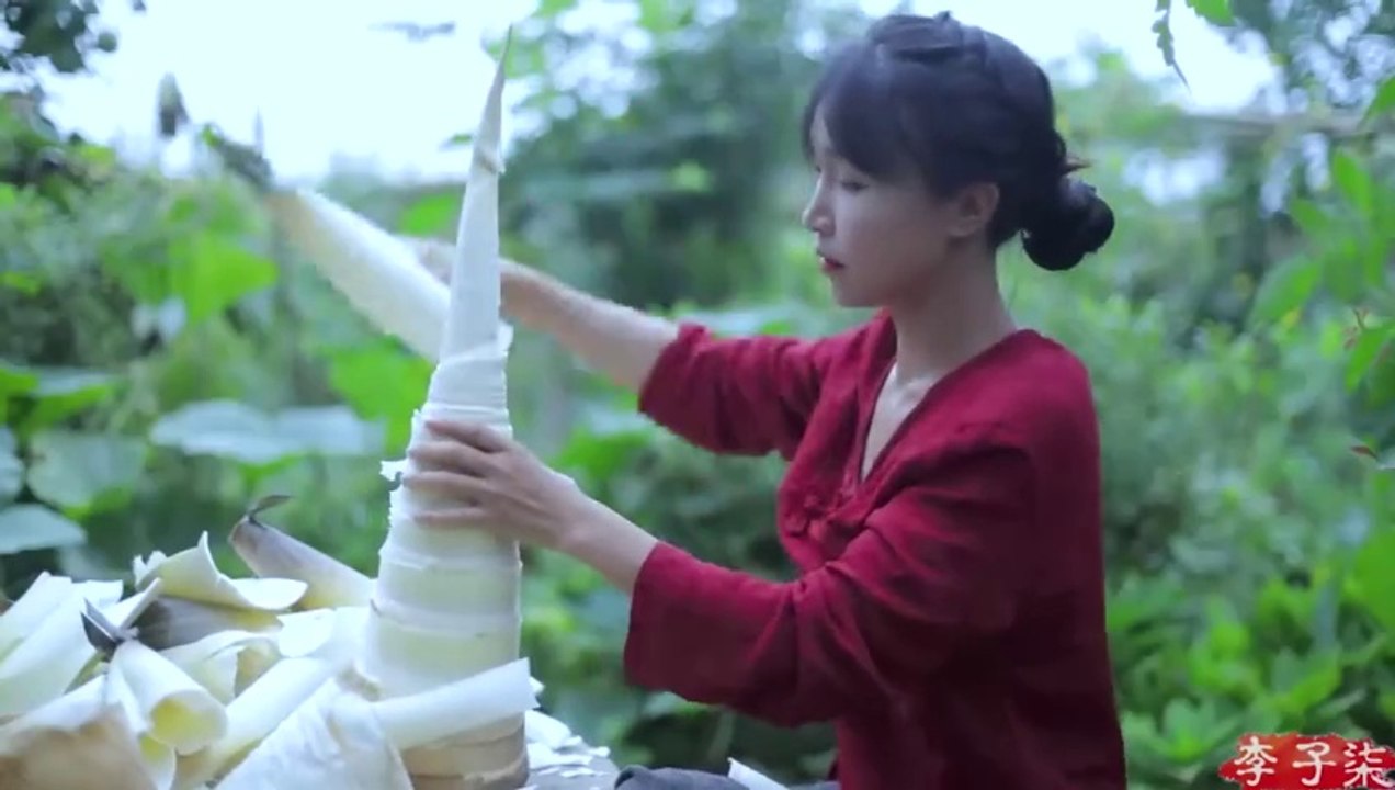 Liuzhou  Luosifen - 吃得满足，嗦得过瘾，辣得舒坦，就一碗柳州螺蛳粉 - Liziqi Channel