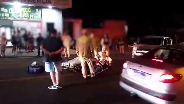 Câmera registra momento em que mulher é atropelada por moto na Avenida Tito Muffato