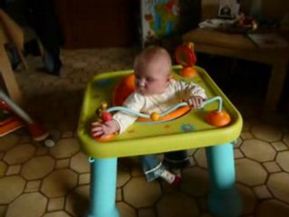 Emma et sa table d'activités