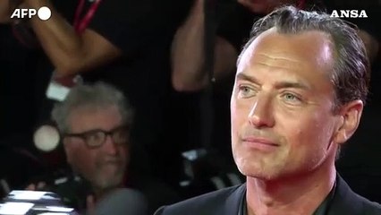 Mostra di Venezia, Jude Law sul red carpet per la premiere di "The Order"