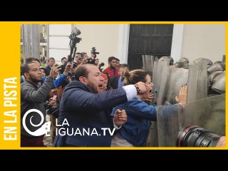 El momento en que se armó la trifulca: Diputados opositores forcejean con la GNB que protegía la AN