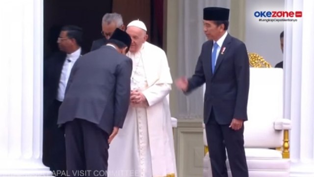Momen Presiden Jokowi Kenalkan Prabowo dan Para Menteri ke Paus Fransiskus