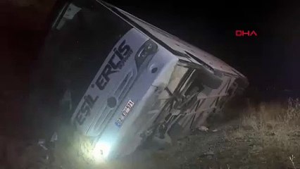 Sivas'ta yolcu otobüsü devrildi: Çok sayıda yaralı var