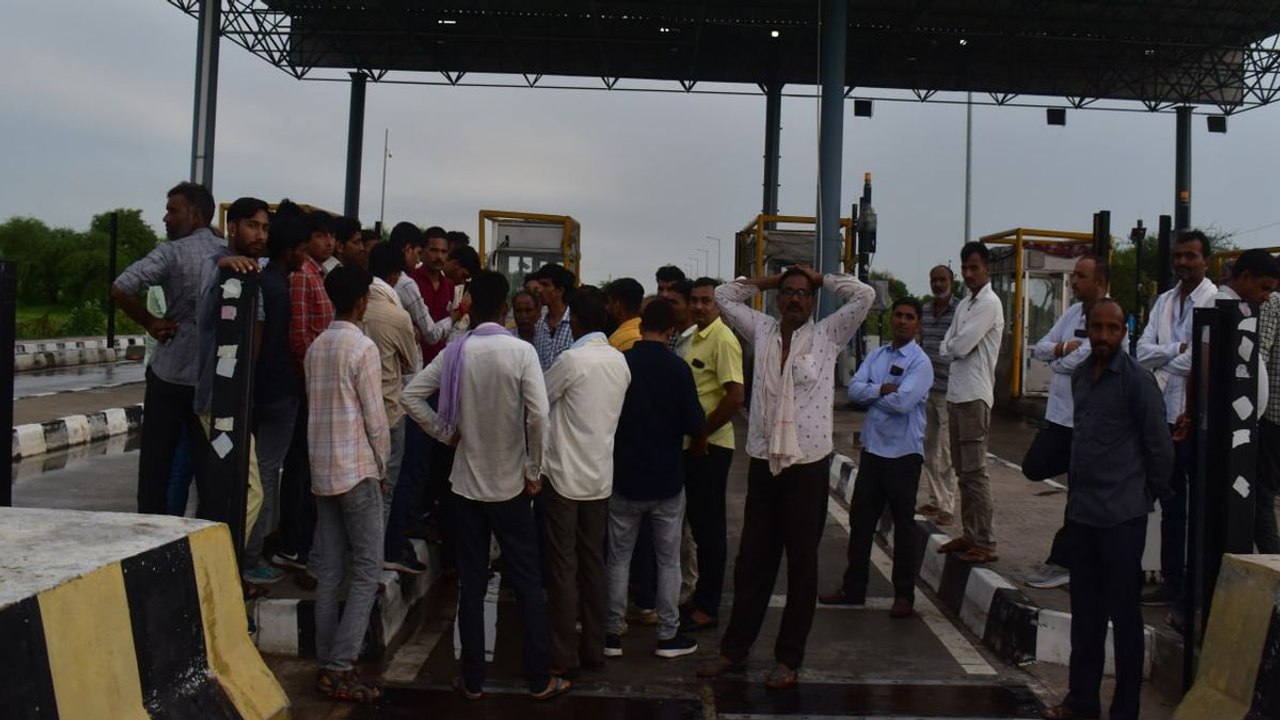 ग्रामीणों के विरोध के चलते दिनभर बंद रही टोल वसूली