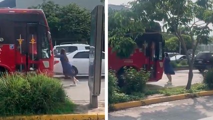 Jalisco: Mujer pone en riesgo su vida enfrentándose al transporte público