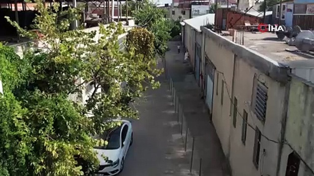 Kemal Sunal'ın propaganda filmi gerçek oldu! Bursa'da anlaşamayan yer sahipleri sokağı tel örgü ile ikiye böldü