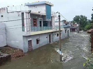 Video : तेज बरसात के चलते कनकसागर बांध का पानी दुगारी गांव में घुसा, बाढ़ के हालात बने