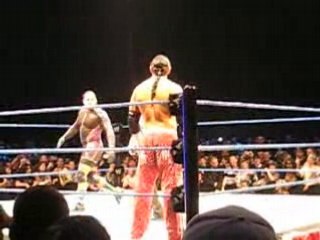 Matt hardy et MVP jouent avec le public