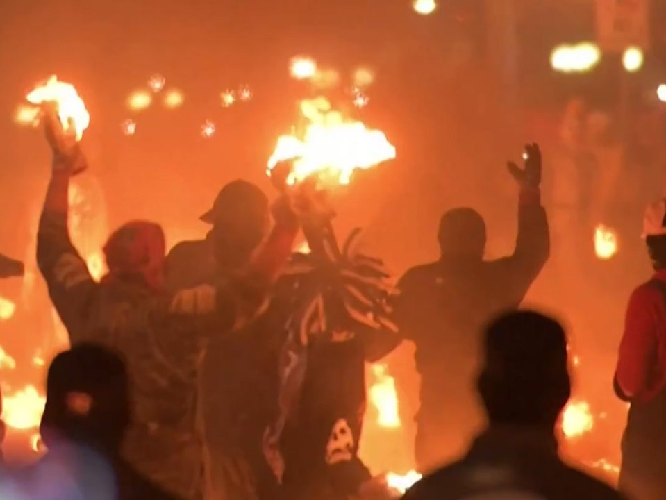 Tradition: Männer liefern sich wilde Feuerball-Schlacht