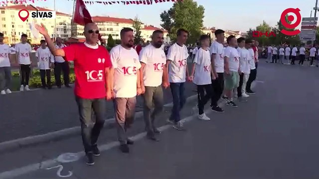 Sivas Kongresi'nin 105'inci yıl dönümü etkinlikleri kapsamında Cumhuriyet Meydanı'nda 1058 kişi Sivas Ağırlaması halayını çekti.