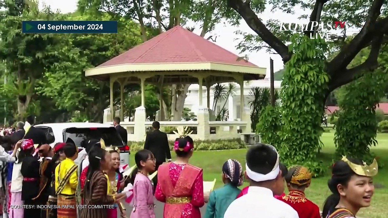 Tiba di Istana, Paus Fransiskus Disambut Anak-Anak Sebelum Bertemu Jokowi