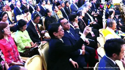 Gaya Unik Luhut Pakai Headphone, Takut Rambut Rusak?