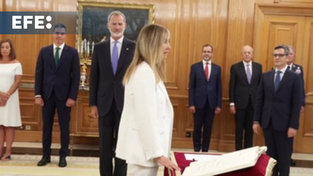 La magistrada Isabel Perelló promete su cargo ante el rey