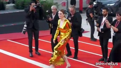 Julianne Moore a Venezia 2024: una statua d'oro per Almodovar