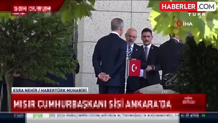 Sisi'yi karşılamak için havalimanında bekleyen Bakan Fidan'ın rahat tavırları dikkat çekti