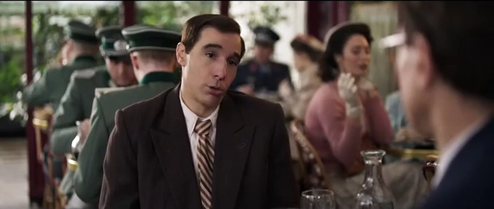 Découvrez les premières images du biopic sur le chanteur Charles Aznavour, avec l'acteur Tahar Rahim, qui sortira le 23 octobre prochain au cinéma - VIDEO